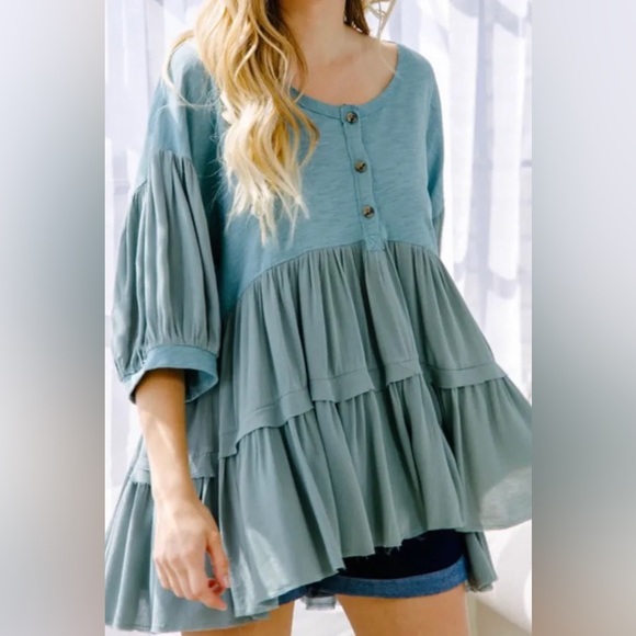 DAVI & DANI Tops - Dani & Davi Teal Hi Low Top Medium